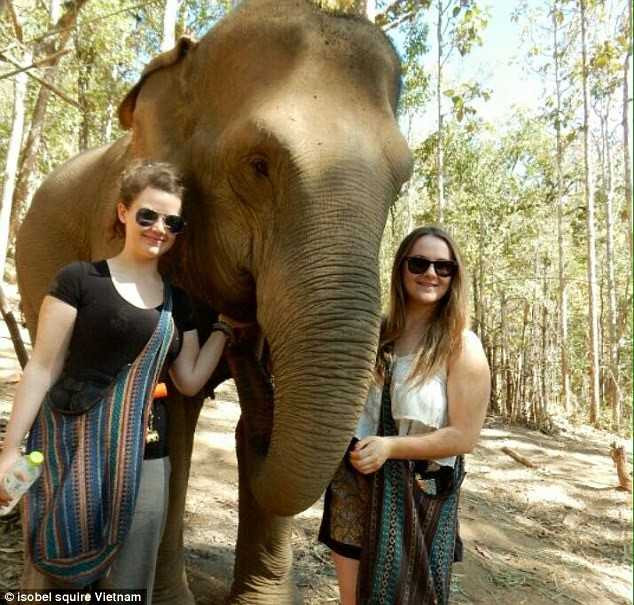 Hai nữ du khách Anh Beth Anderson (trái) và Izzy Squire. Ảnh: Daily Mail