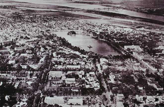 Bảo tàng Hà Nội đang dành một góc nhỏ tập hợp những bức ảnh có chủ đề Hà Nội xưa, nổi bật là một phần không gian hồ Gươm đầu thế kỷ 20. Đây là hình ảnh toàn cảnh trung tâm Hà Nội nhìn từ trên cao, thấy rõ đền Ngọc Sơn và tháp Rùa.