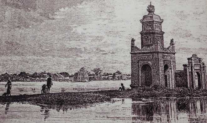 Tháp Hòa Phong vào thế kỷ 19. Tranh khắc dựa trên ảnh tư liệu do bác sĩ Hocquard thực hiện năm 1884. Tháp Hòa Phong cao 3 tầng. Tầng 1 có 4 vòm cửa, gọi là tứ môn tháp, tầng 2 có 4 góc xây trụ vuông đặt tượng 4 con nghê hướng về phía Đông, tầng 3 ghi Hòa Phong tháp.