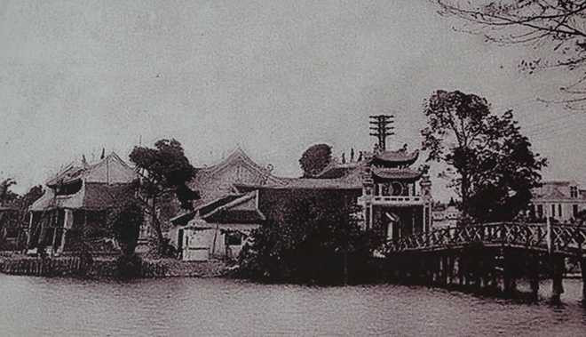 Cầu Thê Húc dẫn đến đền Ngọc Sơn qua cổng Đắc Nguyệt Lâu (lầu được trăng) nằm chếch dưới những tán đa cổ thụ um tùm. Đây là những địa điểm thu hút nhiều người vào các ngày cuối tuần, lễ Tết.