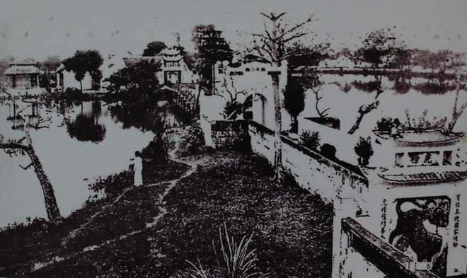 Khu vực quanh cầu Thê Húc và đền Ngọc Sơn khác rất nhiều so với ngày nay.