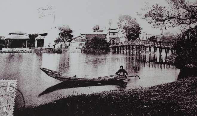 Đình Trấn Ba (có nghĩa là đình chắn sóng) cạnh đền Ngọc Sơn là nơi du ngoạn ưa thích của văn nhân Hà Thành.