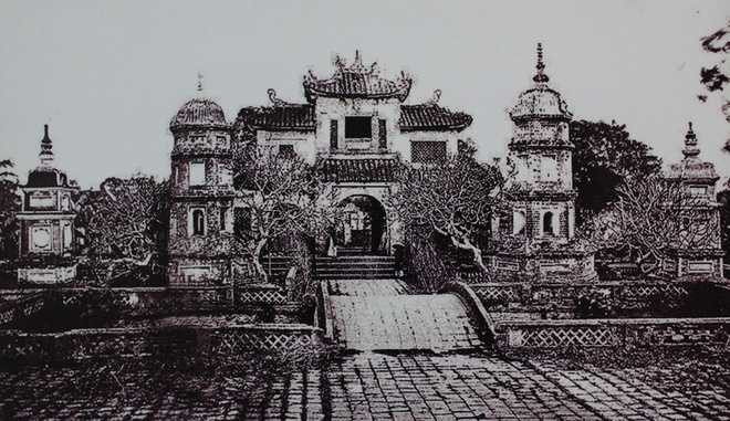 Chùa Báo Ân từng tồn tại bên bờ hồ Hoàn Kiếm. Chùa được xây năm 1842 do Tổng đốc Hà Nội Nguyễn Quang Giai đứng ra quyên góp tiền. Sau khi khánh thành, chùa có quy mô bề thế vào loại bậc nhất Hà thành khi ấy với 36.000 m2 đất, gồm 150 gian, 36 nóc. Năm 1892, chùa bị phá hủy để xây bưu điện và ngân hàng, chỉ còn sót lại tháp Hòa Phong ở sau chùa (trên đường Đinh Tiên Hoàng ngày nay).