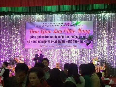 Hình ảnh lan truyền trên mạng Internet cho thấy cảnh trên sân khấu ông hiếu và nhiều người khác đang “giao lưu”; phía dưới nhiều người đang ngồi bên mâm cỗ, chúc tụng.