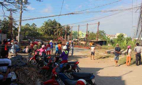 Hàng chục người dân hiếu kỳ đến xem vụ treo cổ tại tổ 11, khóm Tây Khánh 4.