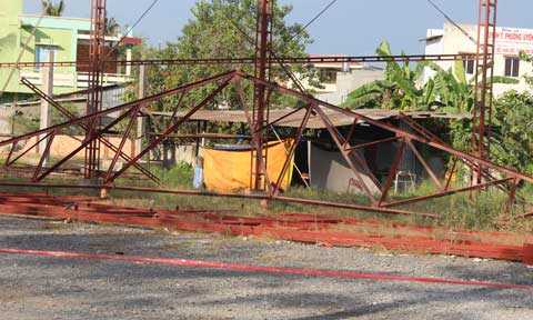 Cơ quan chức năng đang tiến hành khám nghiệm tử thi.