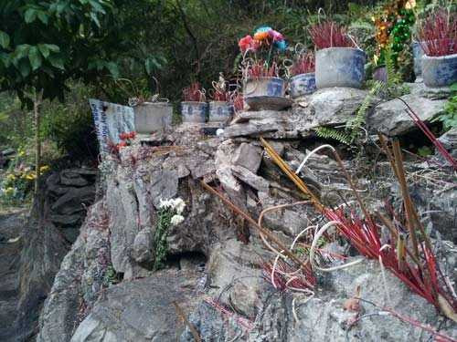 Từ một hòn đá bình thường, giờ chỗ nào cũng la liệt bát hương