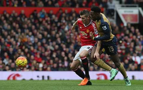 Tuyến giữa 2 đội tranh chấp rất quyết liệt Tuyến giữa 2 đội tranh chấp rất quyết liệt