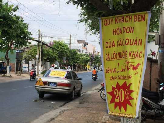 Xe biển xanh dán băng rôn quảng cáo quán nhậu tại TP Mỹ Tho ngày 27/2.