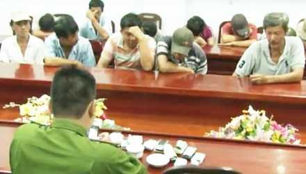 15 con bạc say sưa sát phạt nhau giữa vườn cây