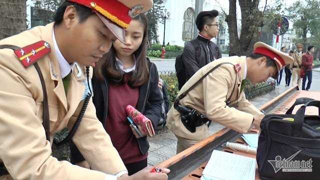 CSGT Hà Nội xử phạt người đi bộ vi phạm luật giao thông.