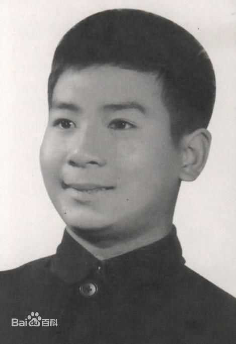 Tiểu Lục Linh Đồng đáng ra đã có thể trở thành diễn viên nổi tiếng như cha và em trai. 