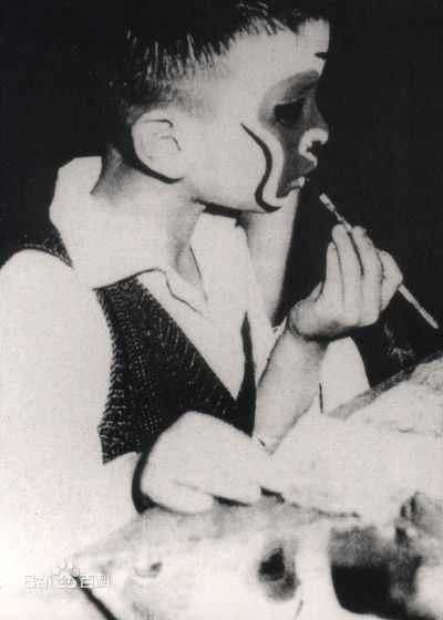 Từ khi còn nhỏ, Tiểu Lục Linh Đồng đã theo cha tới đoàn kịch.