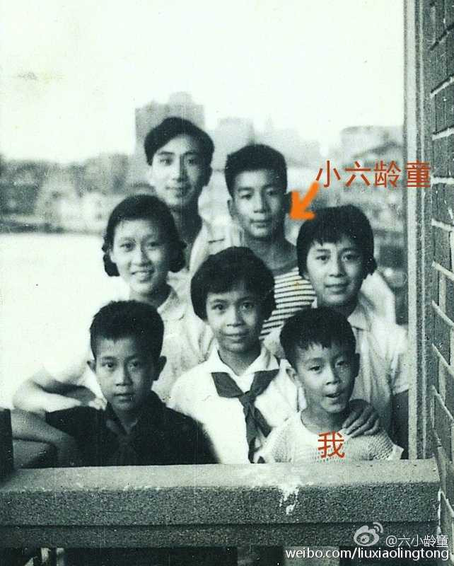 Tiểu Lục Linh Đồng (mũi tên) và Lục Tiểu Linh Đồng (hàng đầu tiên).