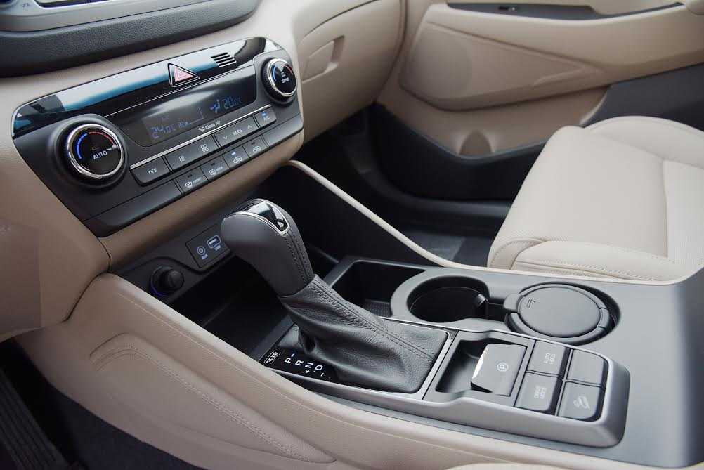 Trên Tucson là đồng hồ hiển thị đa chức năng có thể theo dõi khá trực quan nhiều thông số