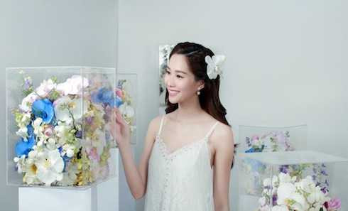 Trong loạt hình mới được thực hiện tại TP HCM, Hoa hậu Việt Nam 2012 Đặng Thu Thảo thêm một lần nữa gây thương nhớ với vẻ đẹp mỏng manh, thoát tục. Trong loạt hình mới được thực hiện tại TP HCM, Hoa hậu Việt Nam 2012 Đặng Thu Thảo thêm một lần nữa gây thương nhớ với vẻ đẹp mỏng manh, thoát tục.