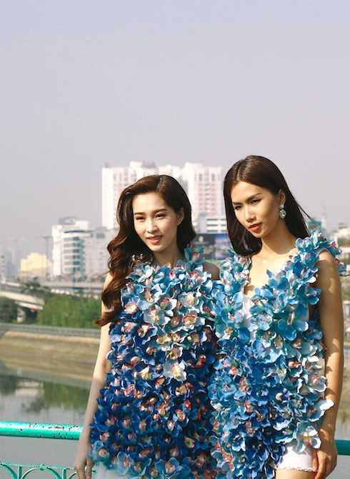 Không ít khán giả nhận ra Đặng Thu Thảo còn dừng xe để xin chụp một số tấm hình kỷ niệm và chữ ký của hoa hậu. Không ít khán giả nhận ra Đặng Thu Thảo còn dừng xe để xin chụp một số tấm hình kỷ niệm và chữ ký của hoa hậu.