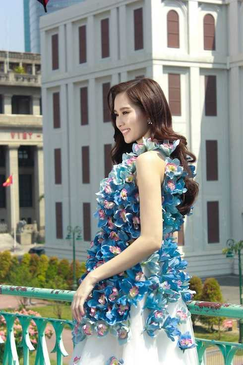 Cô cũng là mỹ nhân hiếm hoi của showbiz Việt trung thành với hình ảnh thanh lịch, không diện trang phục sexy. Cô cũng là mỹ nhân hiếm hoi của showbiz Việt trung thành với hình ảnh thanh lịch, không diện trang phục sexy.