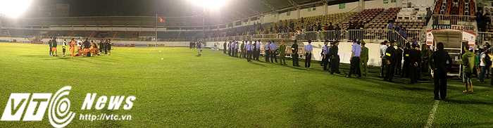 Toàn đội SHB.Đà Nẵng nán lại sân chờ khán giả ra về hết để tránh sự cố đáng tiếc có thể xảy ra (ảnh: Hoàng Tùng)