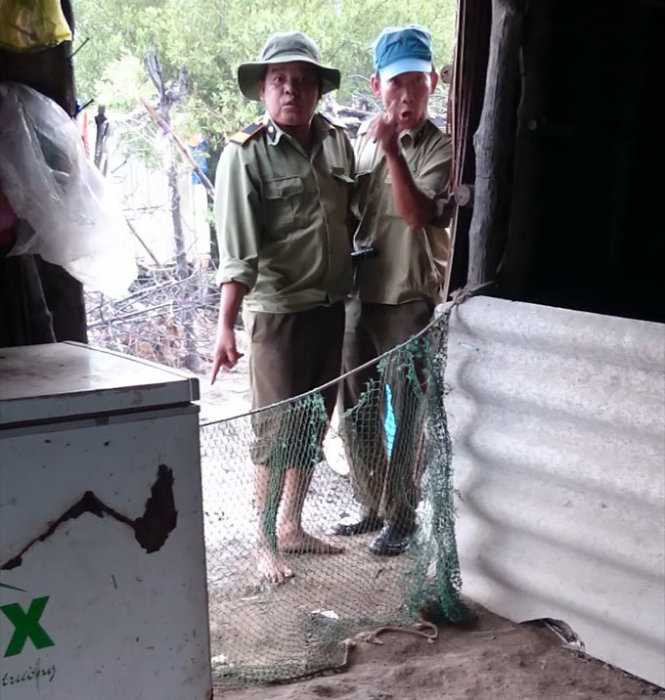 Chuyện xảy ra ở Long Thành (Đồng Nai). Nhân viên bảo vệ rừng đứng ở chòi tôm của chị Ngọc nói: “Đất lâm trường là của tui. Chị chỉ là người làm mướn” - Ảnh cắt từ clip