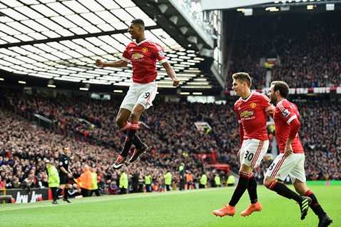 Marcus Rashford đang bay cao trong màu áo đội 1 Man Utd