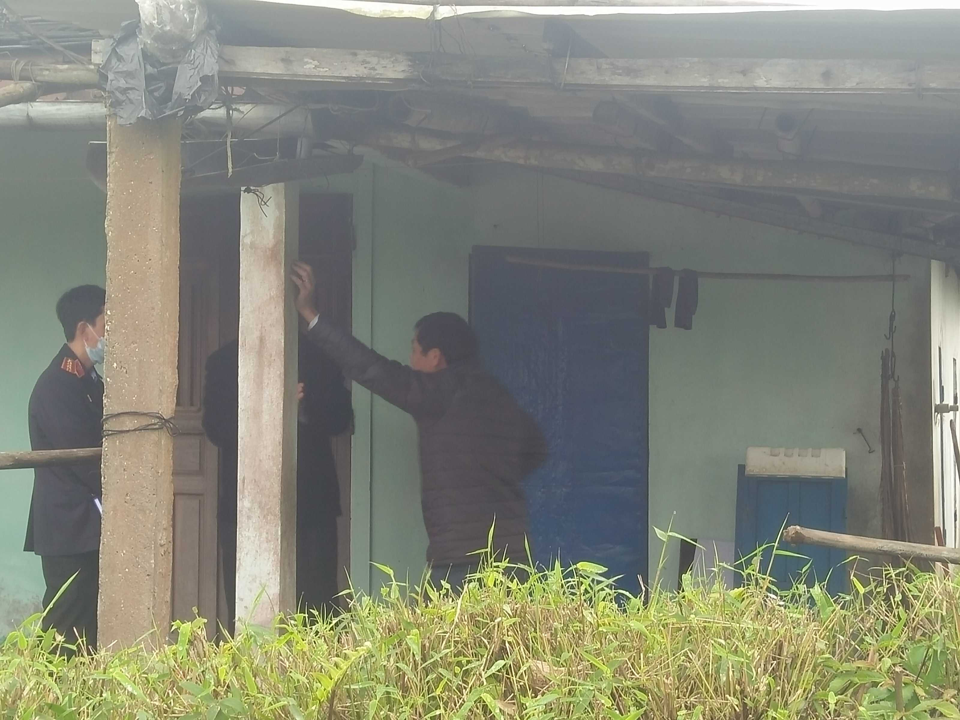 Theo ông Túy thời điểm ông phát hiện sự việc ba cửa chính của nhà bà H. vẫn khép và chốt phía trong, riêng cánh cửa phụ màu xanh khép hờ.