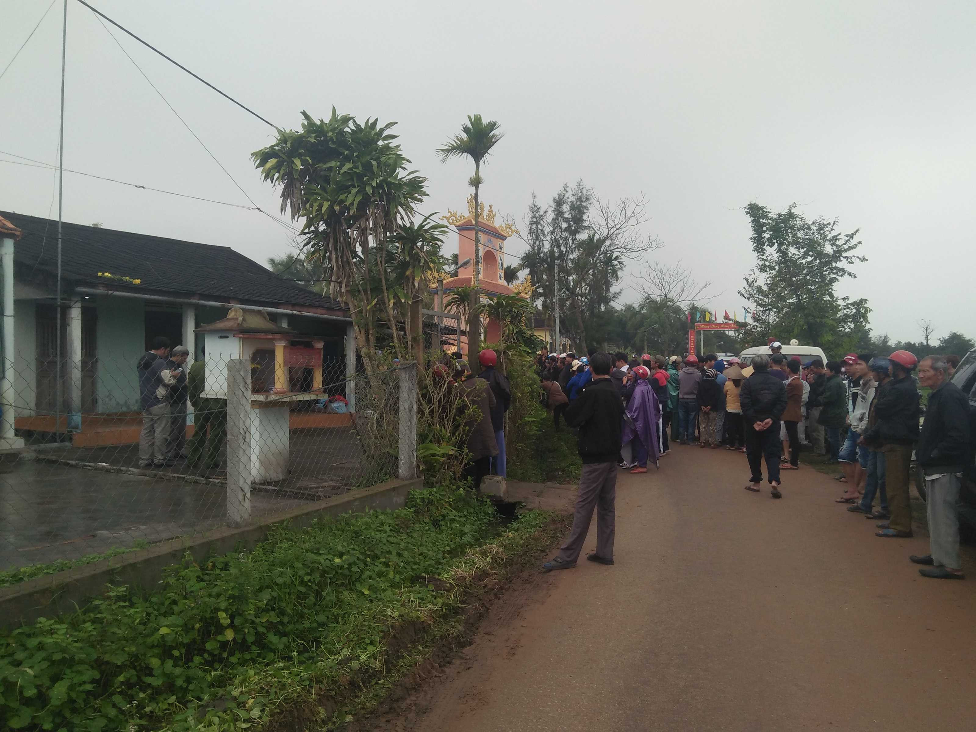 Rất đông người dân hiếu kỳ đứng ngoài hiện trường để theo dõi sự việc.