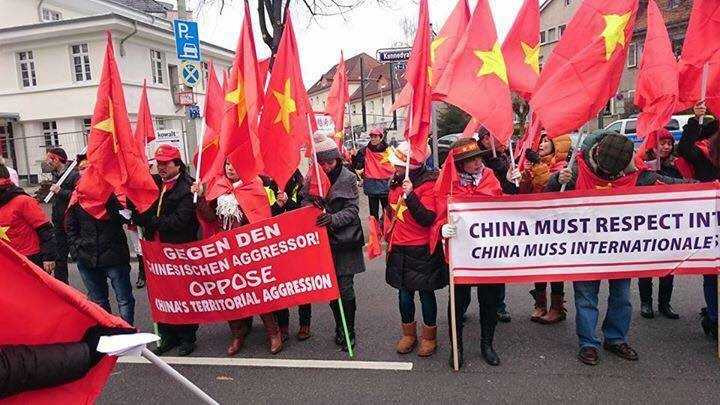 biểu tình tại Frankfurt (Đức) hôm qua, 28/2, phản đối Trung Quốc xâm lược biển đảo Việt Nam