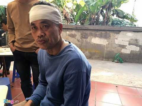 Ông Trần Việt Dũng kể về người vợ tần tảo sớm hôm gặp nạn. Ảnh: H.N. Ông Trần Việt Dũng kể về người vợ tần tảo sớm hôm gặp nạn. Ảnh: H.N.