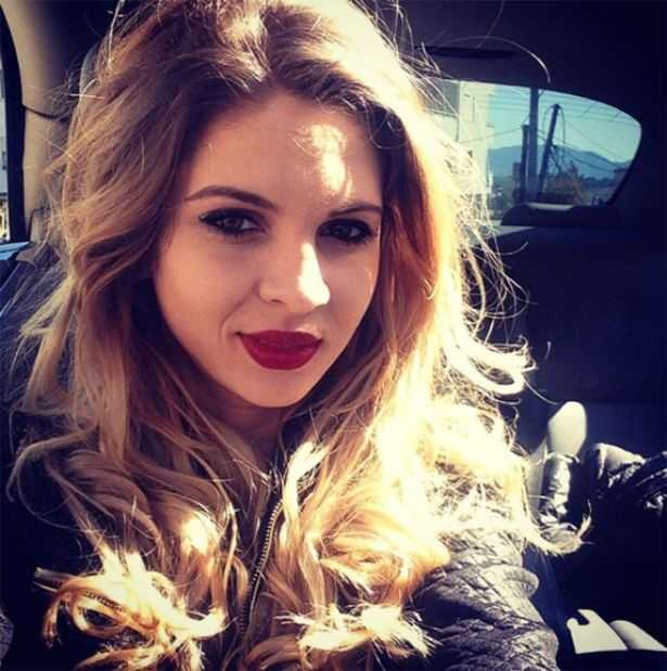 Nữ cảnh sát xinh đẹp