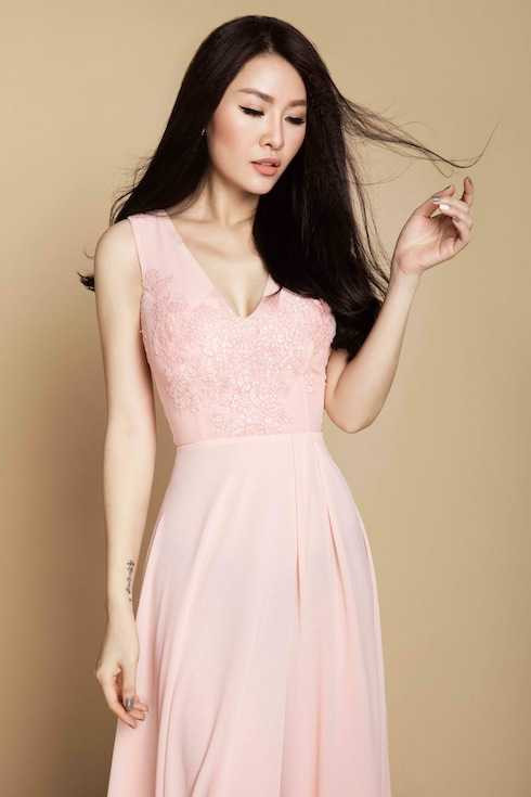 Sau scandal tình ái với Trường Giang, Quế Vân bất ngờ giới thiệu đến khán giả một sản phẩm âm nhạc đặc biệt mà cô vô cùng yêu thích - album online nhạc trữ tình mang chủ đề 'Đường tình đôi ngã'. 