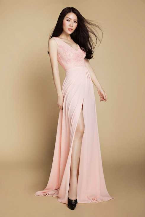 'Đường tình đôi ngã' tập hợp 5 ca khúc nhạc trữ tình nổi tiếng, đã đi vào lòng khán giả nhiều thế hệ như: Đường tình đôi ngã, Tình lỡ, Ai khổ vì ai, Đêm vũ trường, Chuyện tình không suy tư được Quế Vân chọn phối lại theo phong cách trẻ trung hơn nhưng vẫn giữ được tính chất của phiên bản gốc. 