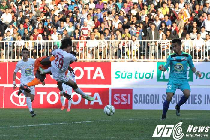 Tình huống lăn xả của trung vệ Văn Pho và khiến anh bị chấn thương nặng bên sườn (ảnh: Hoàng Tùng)