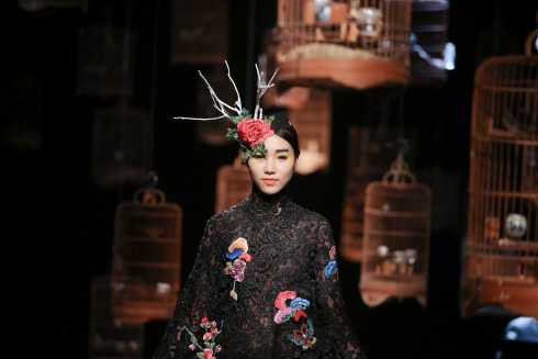 Hùng Việt với sắc hoa phương đông 