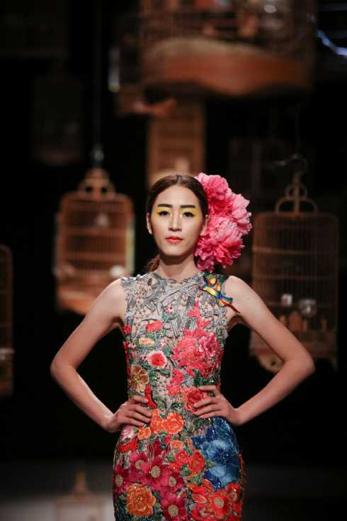 Hùng Việt với sắc hoa phương đông 