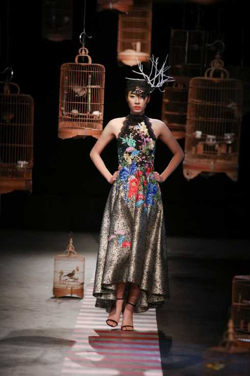 Hùng Việt với sắc hoa phương đông 