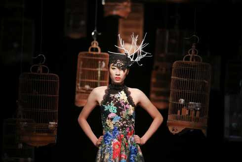 Hùng Việt với sắc hoa phương đông 