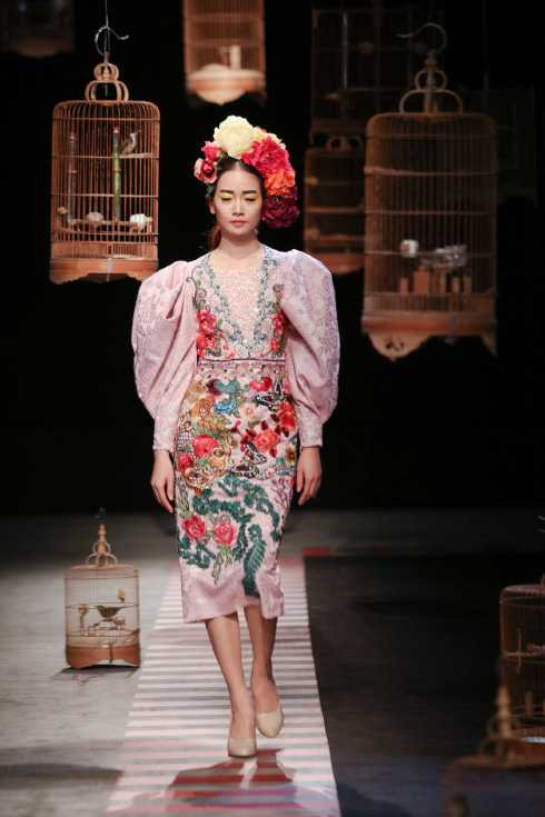 Hùng Việt với sắc hoa phương đông 