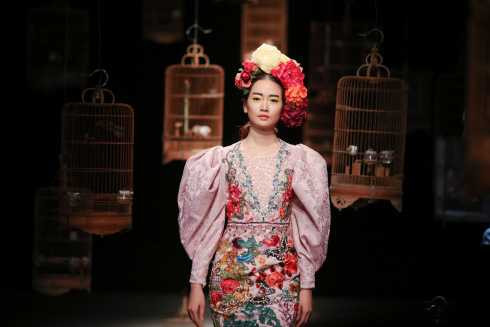 Hùng Việt với sắc hoa phương đông 