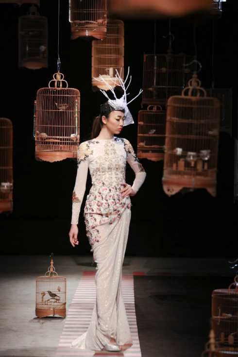 Hùng Việt với sắc hoa phương đông 