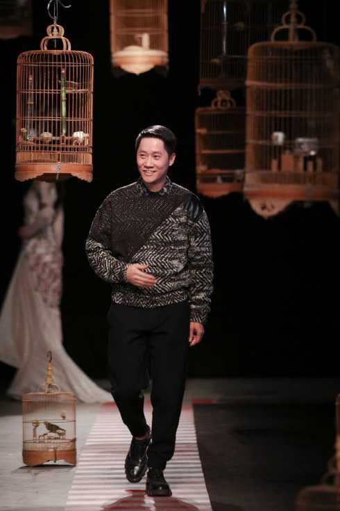 Hùng Việt với sắc hoa phương đông 