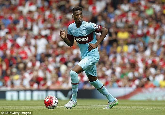 Reece Oxford khiến Arsenal phải ngỡ ngàng khi khóa chặt ngòi nổ Mesut Ozil ngay trận khai mạc mùa giải năm nay. Cầu thủ 16 tuổi góp phần quan trọng giúp West Ham đánh bại Pháo thủ 2-0 ngay ở Emirates
