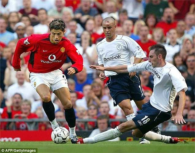 Được mặc chiếc áo số 7 của Beckham, Ronaldo nhanh chóng khiến CĐV Quỷ đỏ mê mệt bởi những pha đảo chân nhanh như điện ở trận ra mắt gặp Bolton. Chính CR7 đã mang về 1 quả 11m để Van Nistelrooy lập công