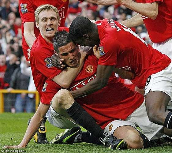 Vẫn là người của MU, chân sút 17 tuổi Federico Macheda qua người cực ngọt và cứa lòng chính xác giúp Quỷ đỏ có chiến thắng quan trọng 3-2 trước Aston Villa vào đúng những phút bù giờ cuối cùng vào tháng 3/2009