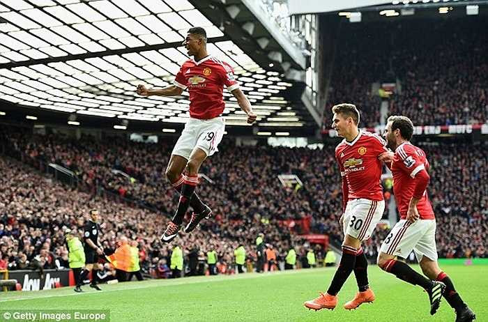 Mới nhất, Marcus Rashford ghi 2 bàn và kiến tạo 1 lần cho đồng đội lập công khi giúp MU đánh bại Arsenal