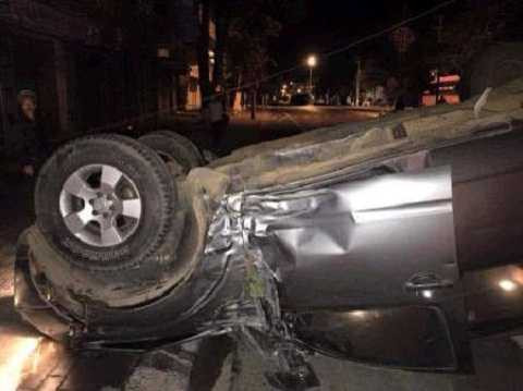 Ô tô lật ngửa sau khi tông chết đôi nam nữ