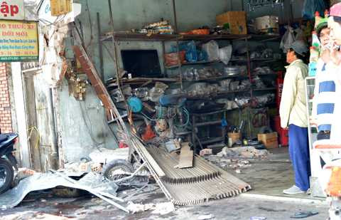 Hiện trường vụ tai nạn xe điên lao vào tiệm sửa xe