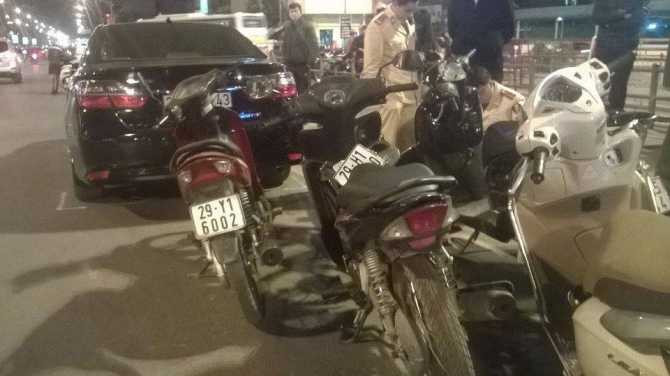 Hàng loạt xe máy bị cán đổ - Ảnh: ĐSPL