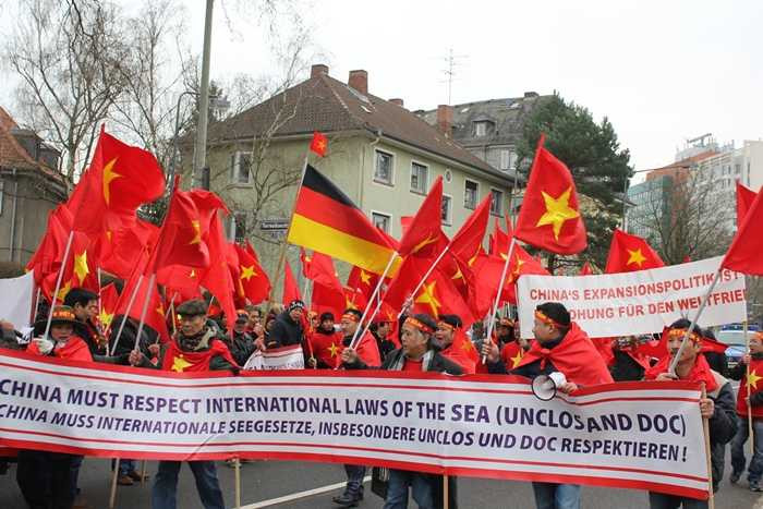 Ảnh: Người Việt ở Đức xuống đường phản đối Trung Quốc quân sự hóa Biển Đông