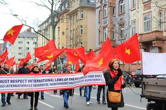 Ảnh: Người Việt ở Đức xuống đường phản đối Trung Quốc quân sự hóa Biển Đông